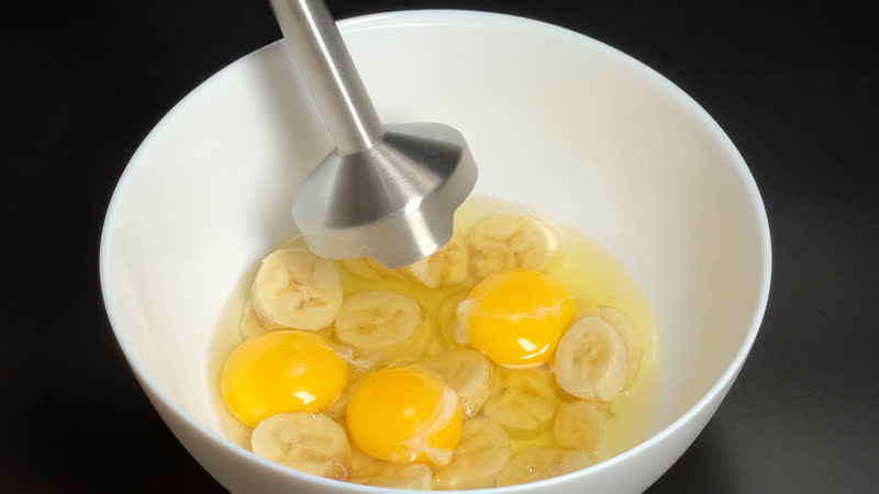 Взбил банан с яйцами и пожарил. Результат вас