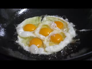 Жареное яйцо на жареном рисе - корейская уличная еда