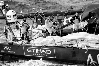 Brutal wave smashes Abu Dhabi - Volvo Ocean Race 2011-12