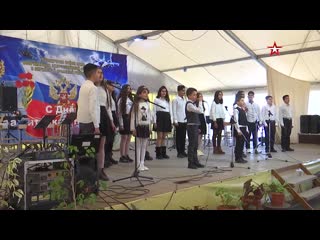Сирийские школьники спели русские песни на концерте в честь 23 февраля в Хмеймиме