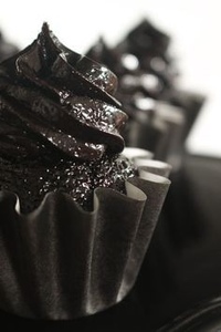 кексики черные. шоколадные капкейки. трайфлы на хэллоуин. пирожное с черным цветом. капкейки красный бархат с орео.