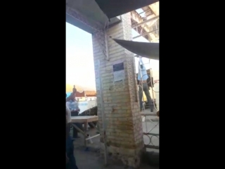 Беруний район Шаббоз бозоридаги угри деб гумонланиб ушланган шахсни самосуд килиб кулидан осиб куйишди. Сизнинг фикрингиз.. http