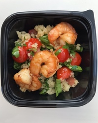 Салат с тигровыми креветками и кускусом.