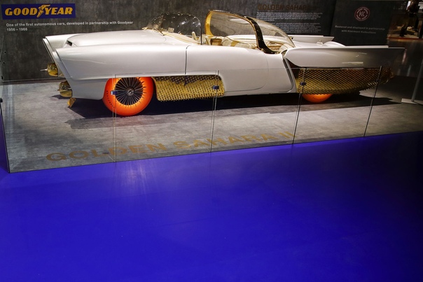 Полностью восстановленная Golden Sahara II 1958 года с неоновыми светящимися шинами Goodyear Автомобиль начал свою жизнь в 1953 году как Lincoln Capri. Его владельцем стал известный кастоймайзер
