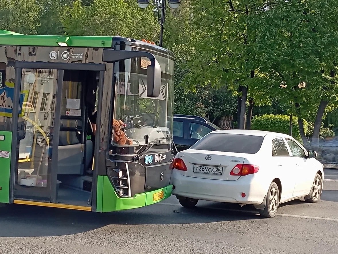 Автобус № 25 и легковушка не поделили дорогу Это картинка