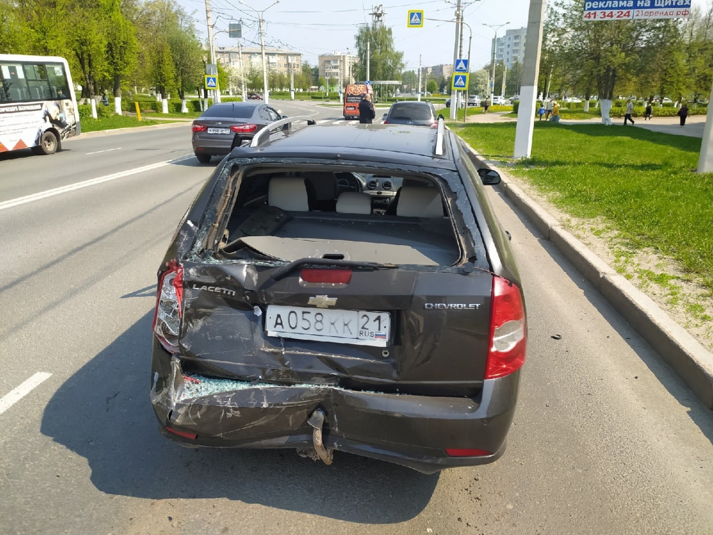 Автобус протаранил два авто в Новочебоксарске Это картинка